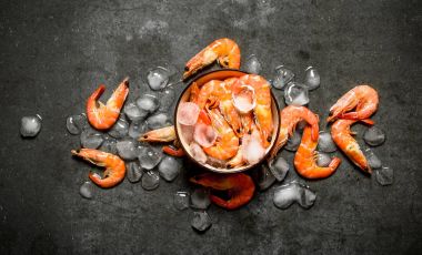 Bir kase buz ile karides .