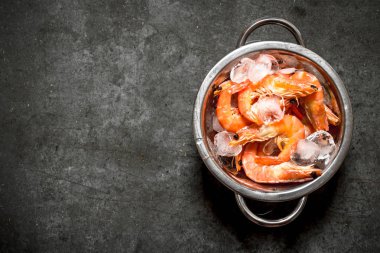Metal bir kase buz ile karides .