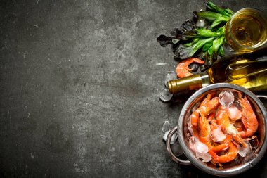 Beyaz şarap karides ve buz ile.