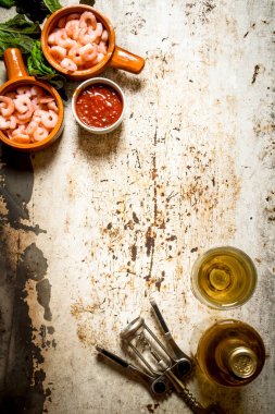 Beyaz şarap ile soyulmuş karides.