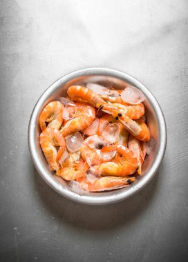 Buz ile jumbo karides.