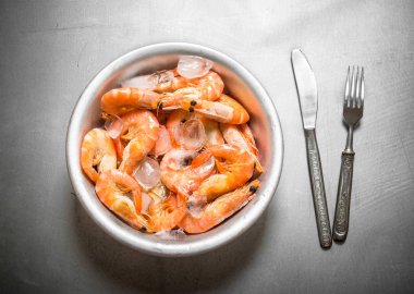 Buz ile jumbo karides.