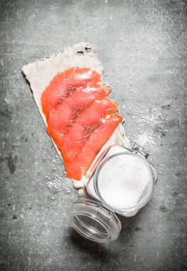 Tuz ile dilimlenmiş somon.