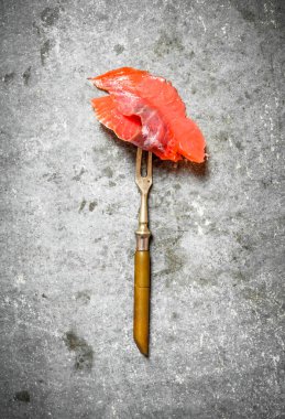 Bir çatal ile somon füme ince dilim.