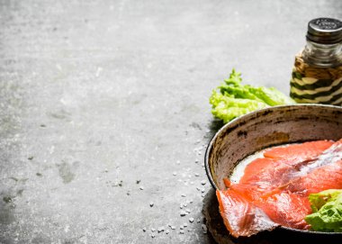 Otlar ve tuz tuzlanmış somon ince dilimler.