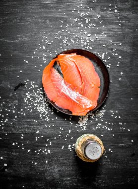 Somon füme tuz ile ince dilim.