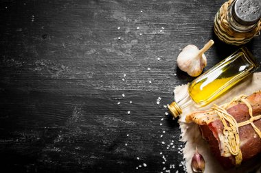 sarımsak, tuz ve zeytinyağı ile jambon parçası.