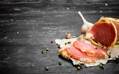 Dilimlenmiş jambon baharat ve sarımsak ile.