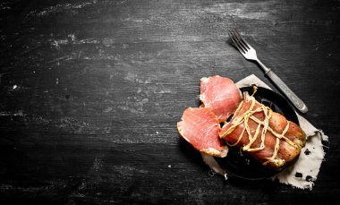 Bir çatal eski plaka ile doğranmış jambon.