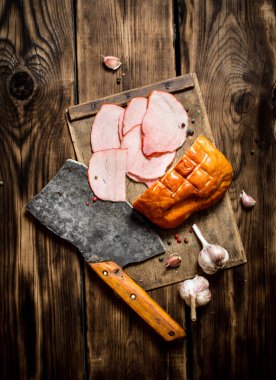 Bir balta ve sarımsak yönetim kurulu ile jambon.