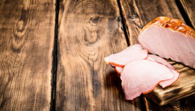 Gemide dilimlenmiş jambon.