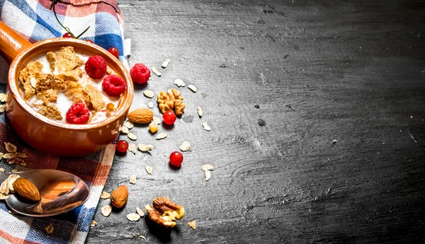 Meyveler, fındık ve kabın içinde süt ile müsli.