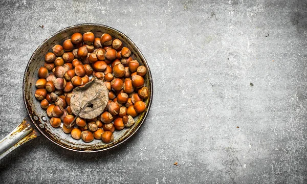 Nüsse in einer alten Pfanne. — Stockfoto