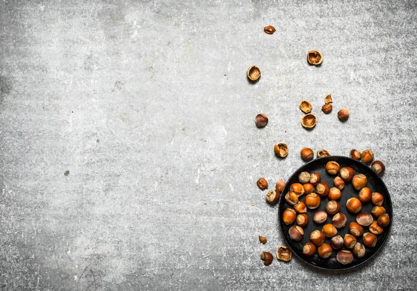 Eski bir tavada fındık.