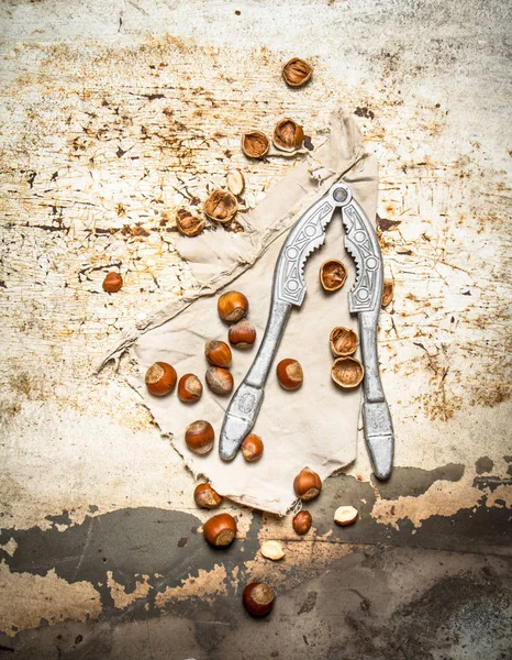 Fındık ceviz kıracağını ile .