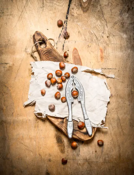 Nueces con cascanueces y caparazón . — Foto de Stock