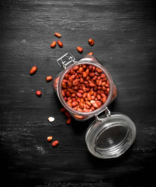 Bir kavanoza kabuklu fıstık.