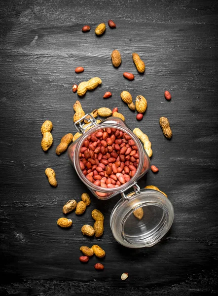 Bir kavanoza kabuklu fıstık.