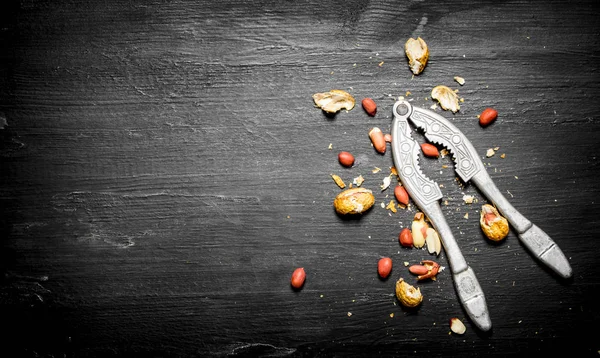 Kabuklu fıstık kabuğu ve Fındıkkıran.