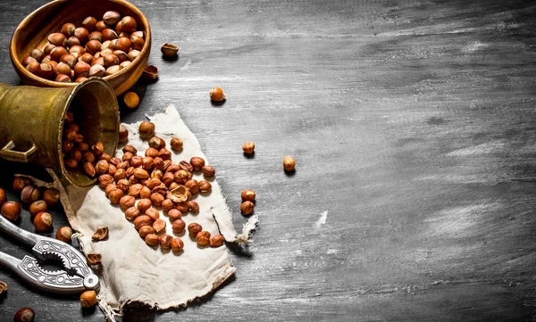 Fındıkkıran ve harç eski kumaş ile kabuklu fındık.