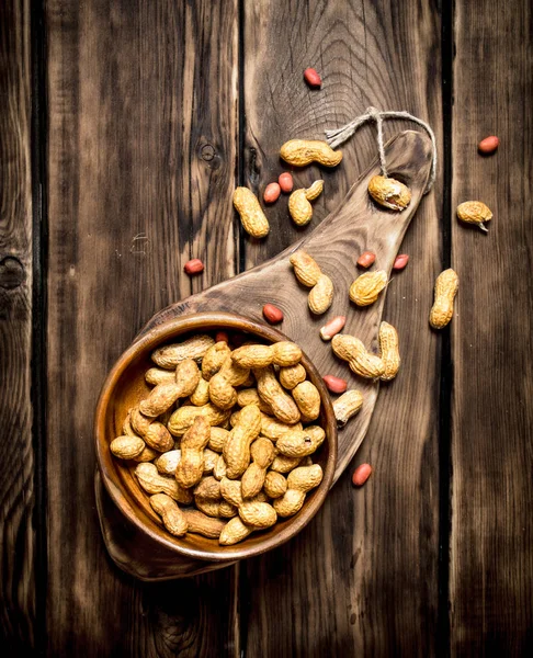 Tahta kasede yer fıstığı .