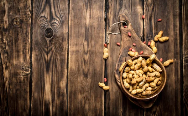 Tahta kasede yer fıstığı .