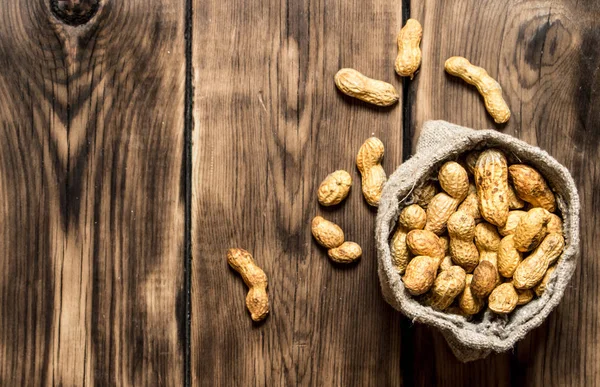 Yaşlı kadın fıstık.