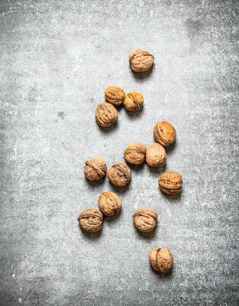 tablo üzerinde ceviz .