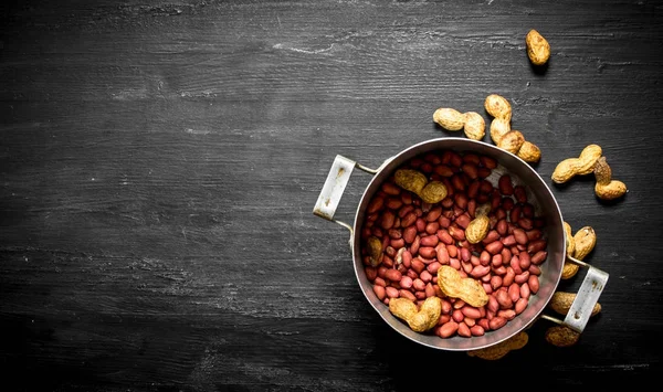 Eski tencerede fıstık.