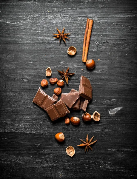 Schokolade mit Nüssen und Zimt. — Stockfoto