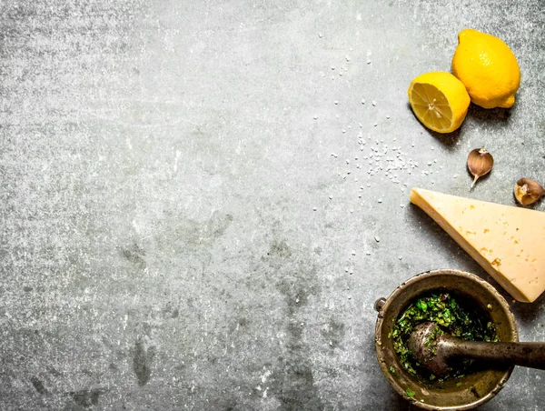 pesto için malzemeler.