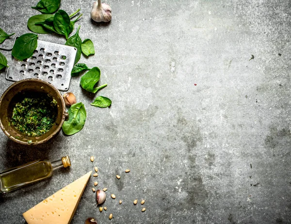İtalyan pesto için farklı malzemeler.