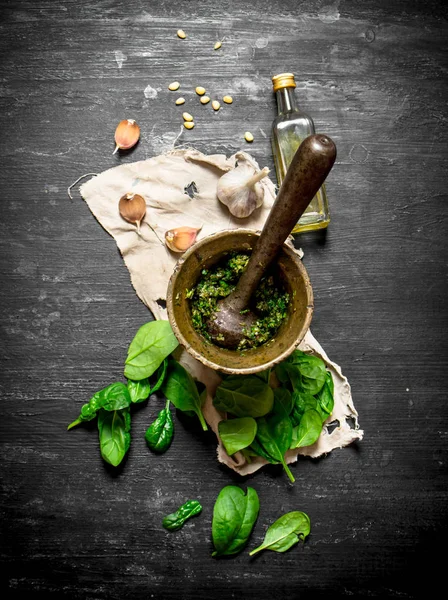 Zeytinyağı ve sarımsak bir harçla pesto.