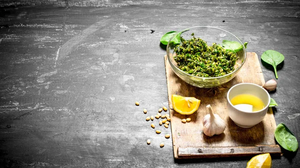 Pesto sos zeytinyağı, sarımsak ve diğer maddeler ile.