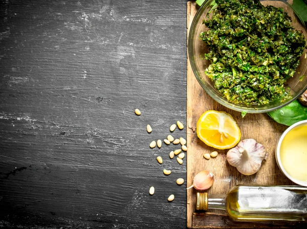 Pesto sos zeytinyağı, sarımsak ve diğer maddeler ile.