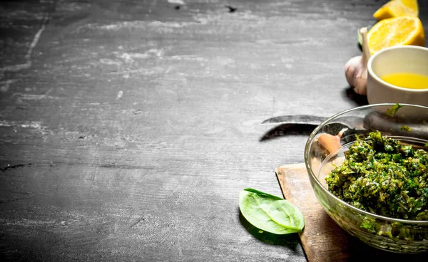 Pesto sos zeytinyağı, sarımsak ve diğer maddeler ile.