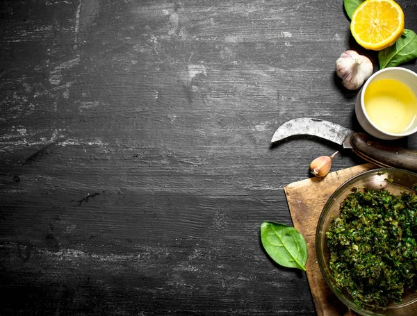 Pesto sos zeytinyağı, sarımsak ve diğer maddeler ile.