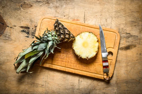 Verse ananas met een mes. — Stockfoto