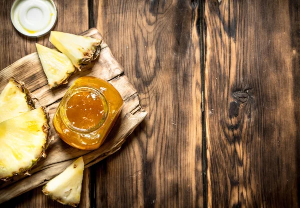 Ananas reçeli bir kavanoz içinde.