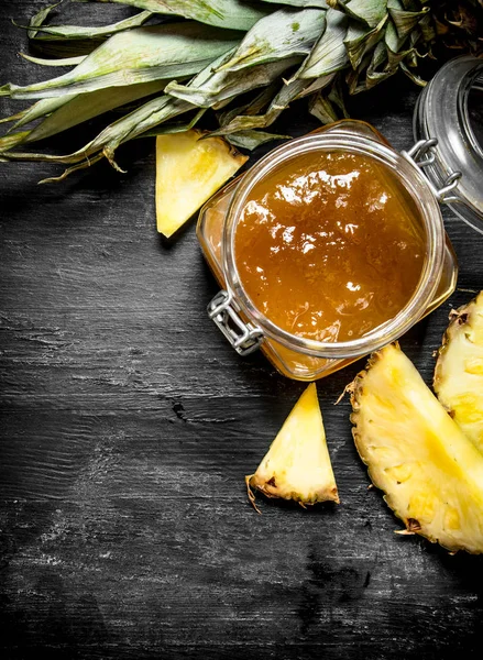 Ananas reçeli bir kavanoz içinde.