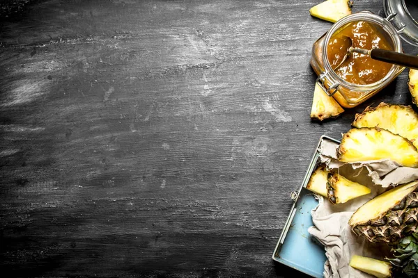 Ananas reçeli bir kavanoz içinde.