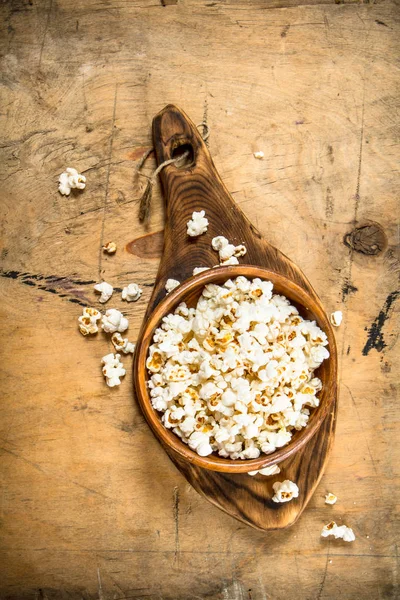 Gemide bir ahşap kase patlamış mısır.