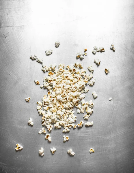 tablo üzerinde patlamış mısır.