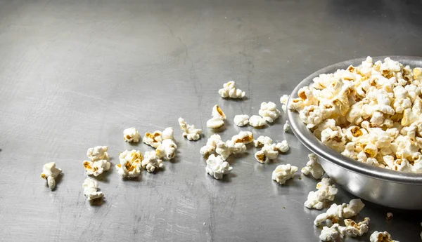 Kabın içinde patlamış mısır.