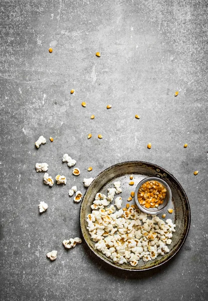 Popcorn mit Mais in einer alten Pfanne. — Stockfoto