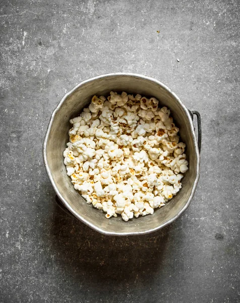 Popcorn ve starém hrnci. — Stock fotografie