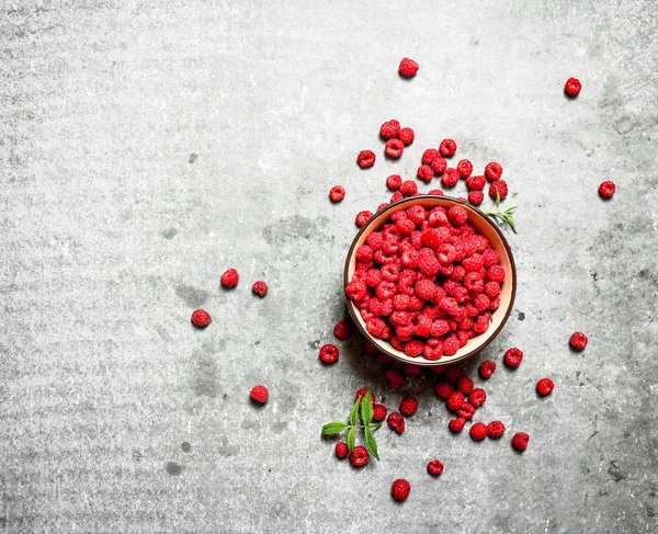 Aromatic raspberries in a bowl. — Stock Photo, Image