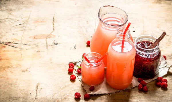 El jugo de frambuesas frescas y mermelada . —  Fotos de Stock