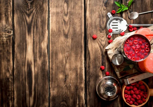 bir shaker yabani ahududu kokteyl.