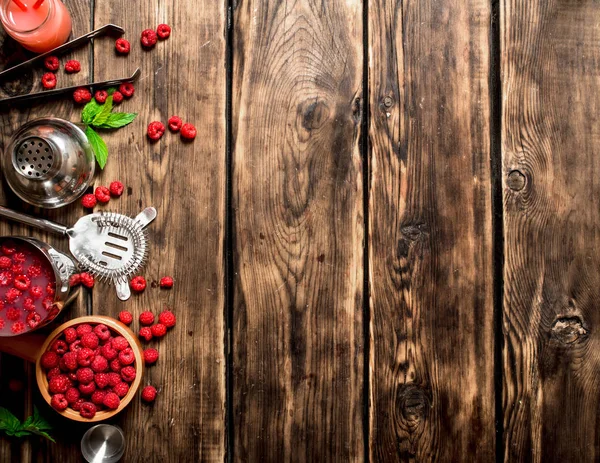 bir shaker yabani ahududu kokteyl.